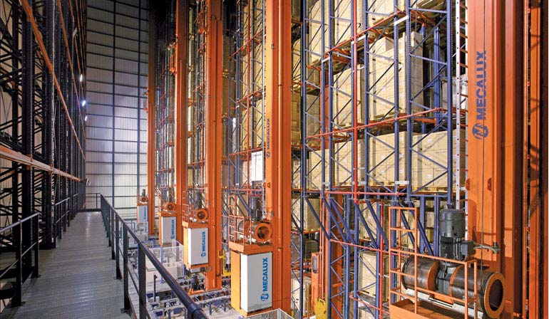 Estanterías de doble fondo en el depósito de una empresa del sector cerámico.