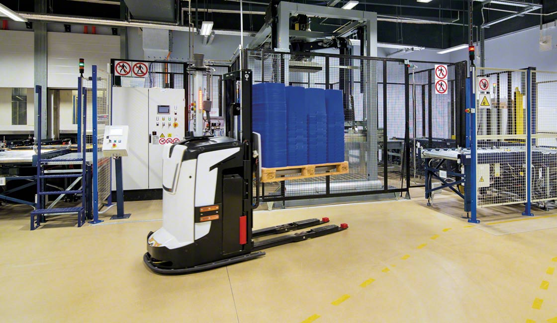 Los robots AGV agilizan el flujo de mercadería en el depósito automático de Novartis en Polonia