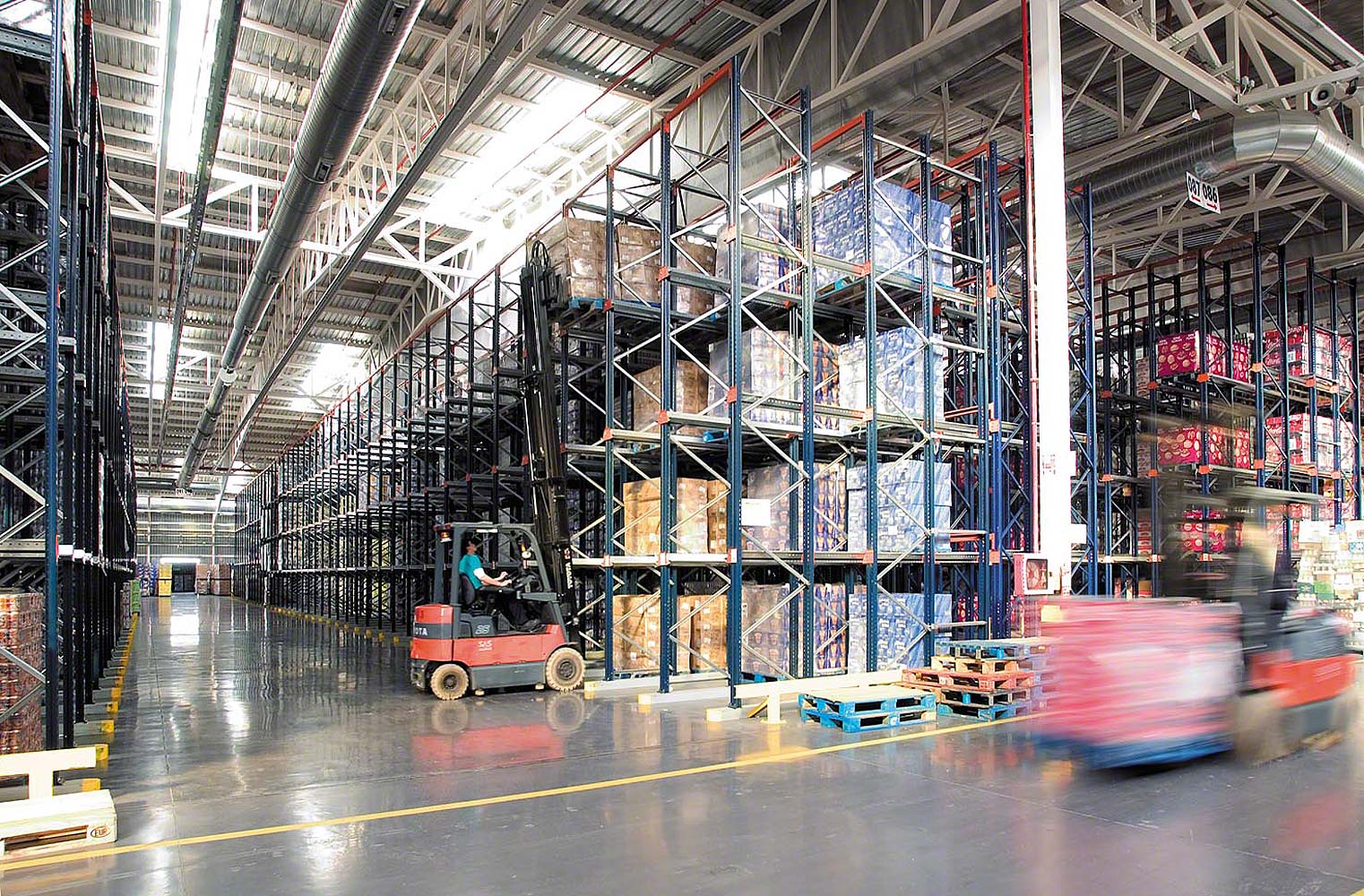 Racks selectivos y penetrables para almacenar pallets en Mercadona