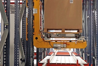 Si es necesario, el Shuttle 4-Way traslada el pallet a un nivel superior