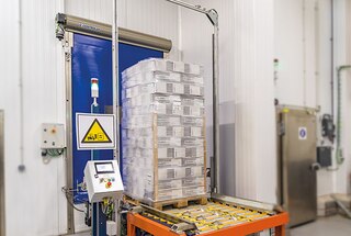 Un pallet llega al bloque de racks mediante un circuito de transportadores