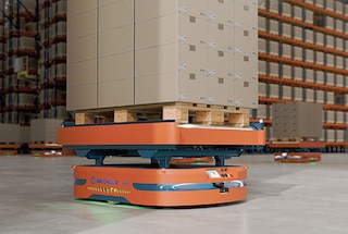 Los robots AMR transportan pallets por el interior del almacén