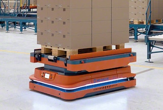 Los robots AMR transportan pallets por el interior del almacén
