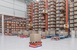 Los robots AMR 1500 Pallet Conveyor son idóneos para abastecer la cabecera de un depósito automático de pallets