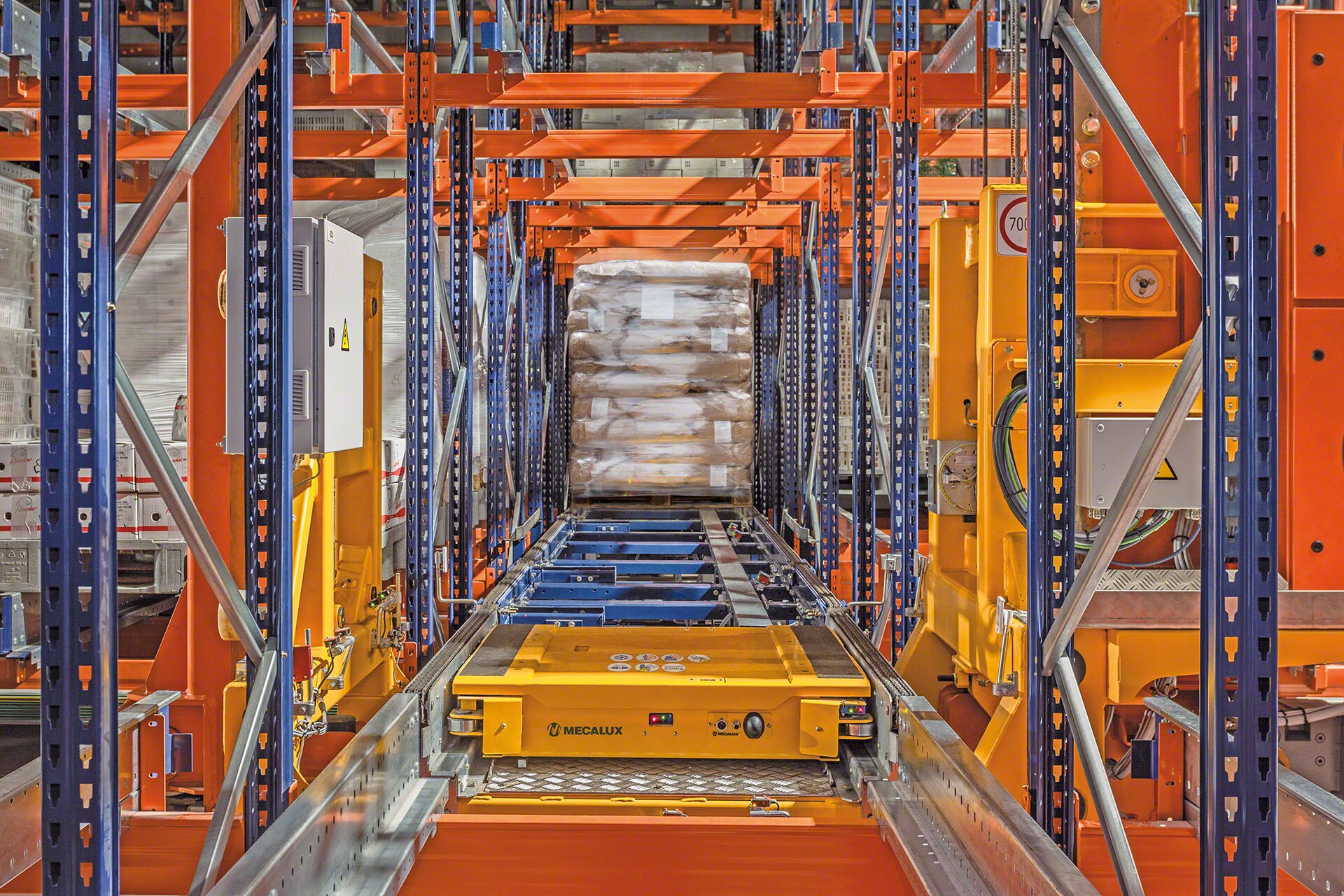 El carro satélite se introduce en los canales de almacenamiento para compactar los pallets