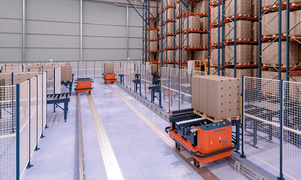 Las electrovías de suelo de Mecalux se desplazan sobre un raíl electrificado en el pavimento