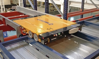 El 4 way shuttle mueve pallets automáticamente en las cuatro direcciones del depósito