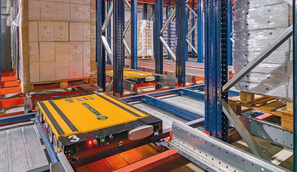 El 4-Way Pallet Shuttle utiliza carros autónomos y multidireccionales