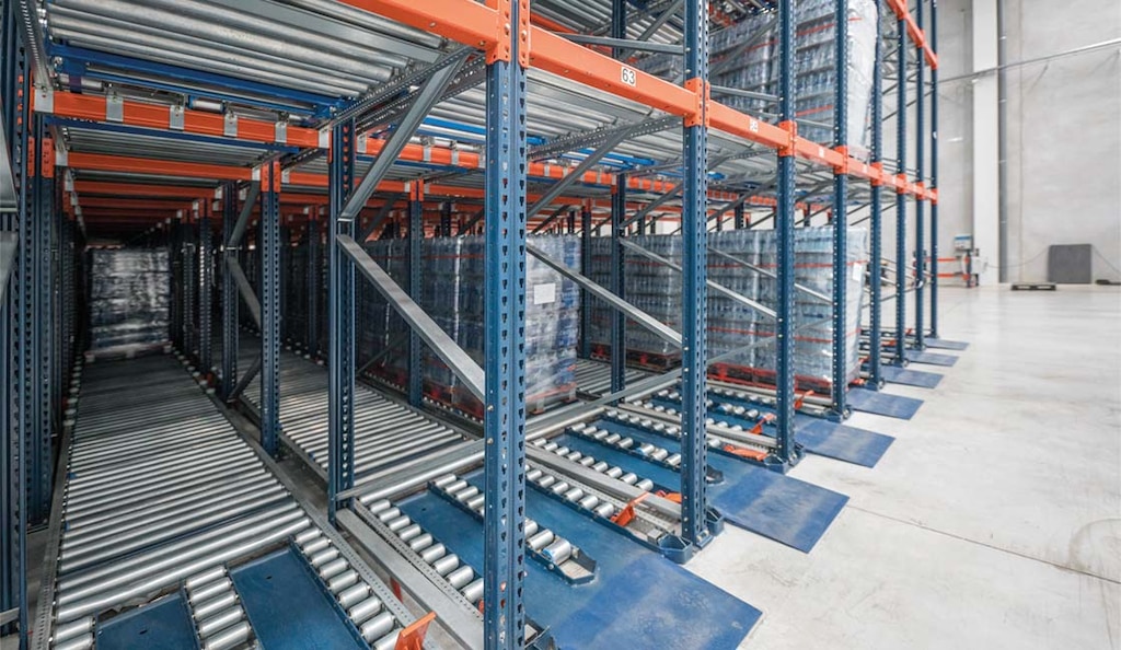 En los racks dinámicos los pallets se desplazan por gravedad hasta el extremo opuesto
