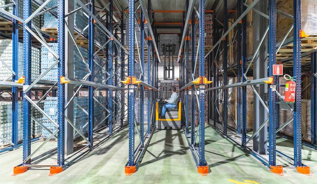 Los racks penetrables drive-in son uno de los métodos de almacenamiento de alta densidad más accesibles