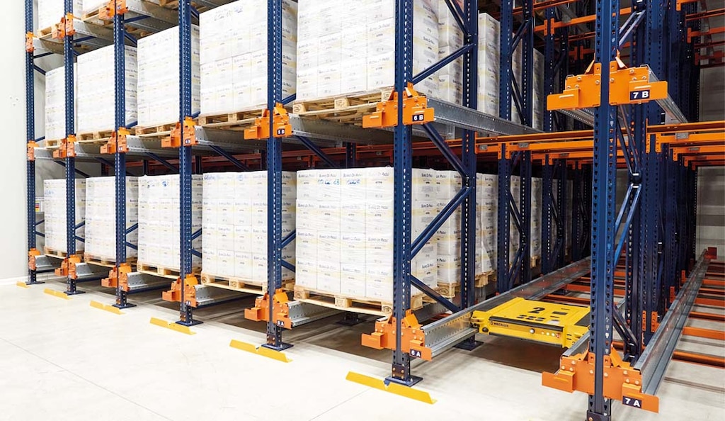 El sistema Pallet Shuttle semiautomático emplea un carro motorizado que mueve los pallets en el interior de los racks