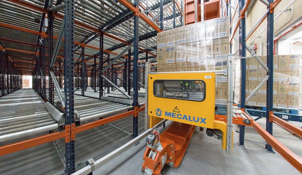 Los racks dinámicos con transelevador permiten automatizar la gestión FIFO de la mercadería