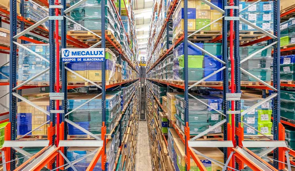 Los racks para pallets de gran altura son una solución ideal para optimizar el espacio sin perder acceso directo
