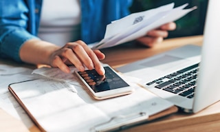 La amortización de maquinaria distribuye el costo de un activo a lo largo de su vida útil