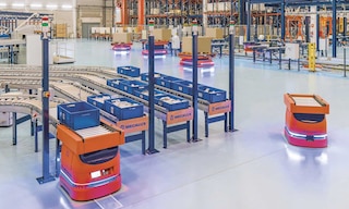 Los AMR o robots móviles autónomos son máquinas capaces de desplazarse sin supervisión por el depósito