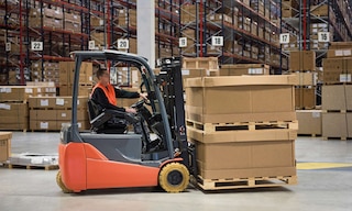 El apilado de pallets es la acción de colocar pallets unos sobre otros de forma estable y segura