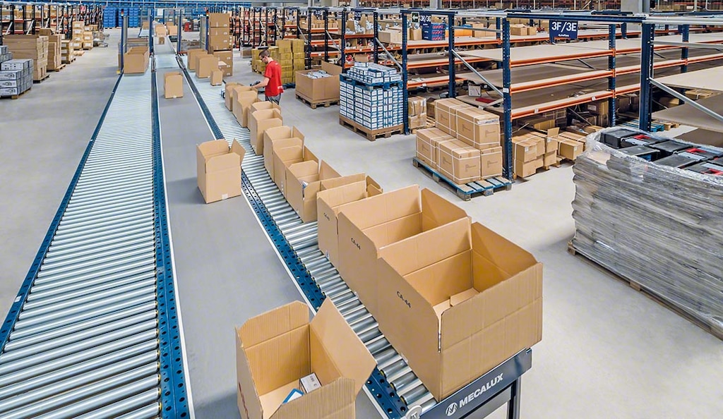 Los transportadores para cajas dinamizan el traslado de mercaderías y la preparación de pedidos