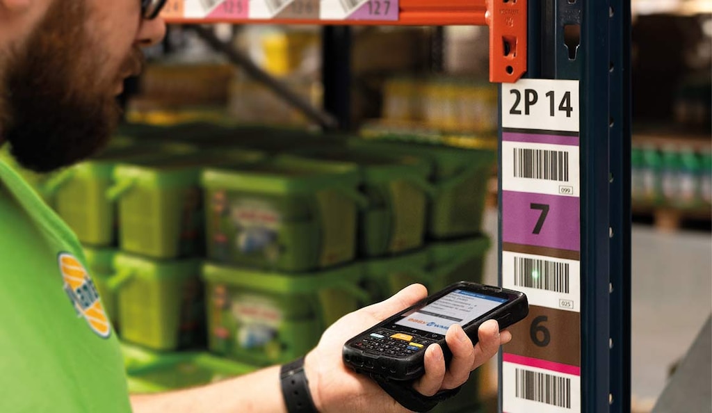 Las etiquetas de racks de depósito son de distintos materiales y tienen varios usos