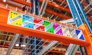 Las etiquetas para racks en el depósito son un punto clave en la organización de estas instalaciones