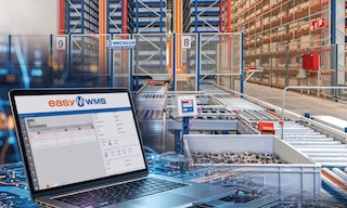 Las funcionalidades de un WMS son las herramientas que incorpora el sistema para coordinar una instalación logística