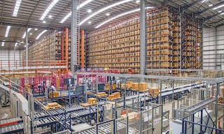 Comparación de proyectos logísticos greenfield y brownfield en depósitos automatizados