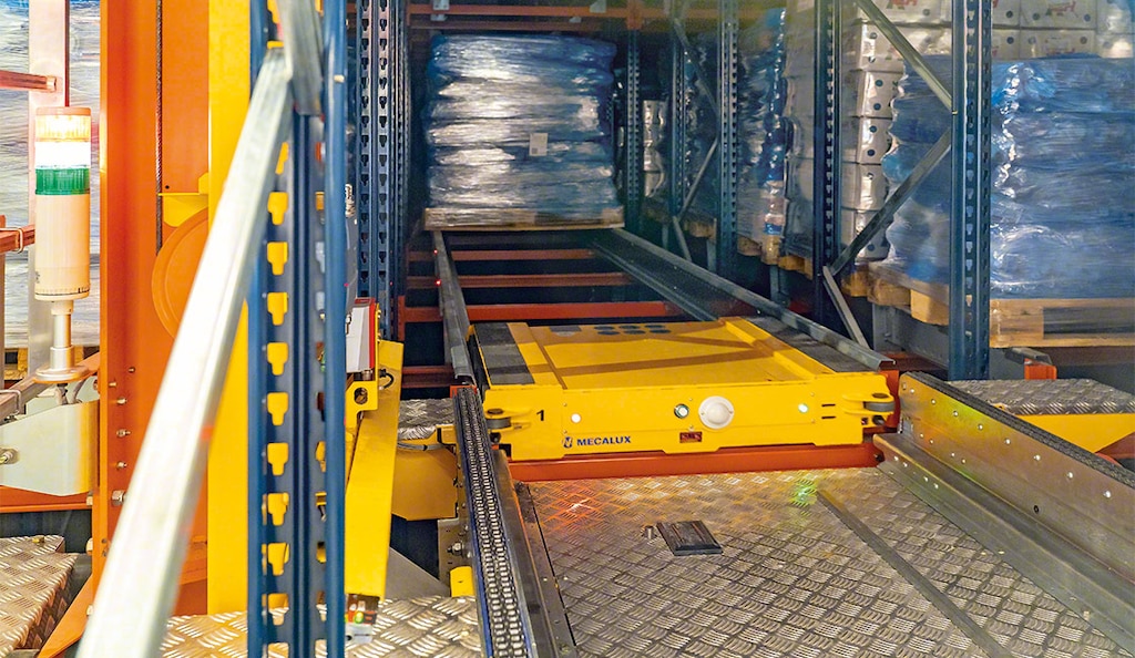 En depósitos a temperatura controlada, el Pallet Shuttle reduce la volumetría que se debe refrigerar y disminuye el consumo energético