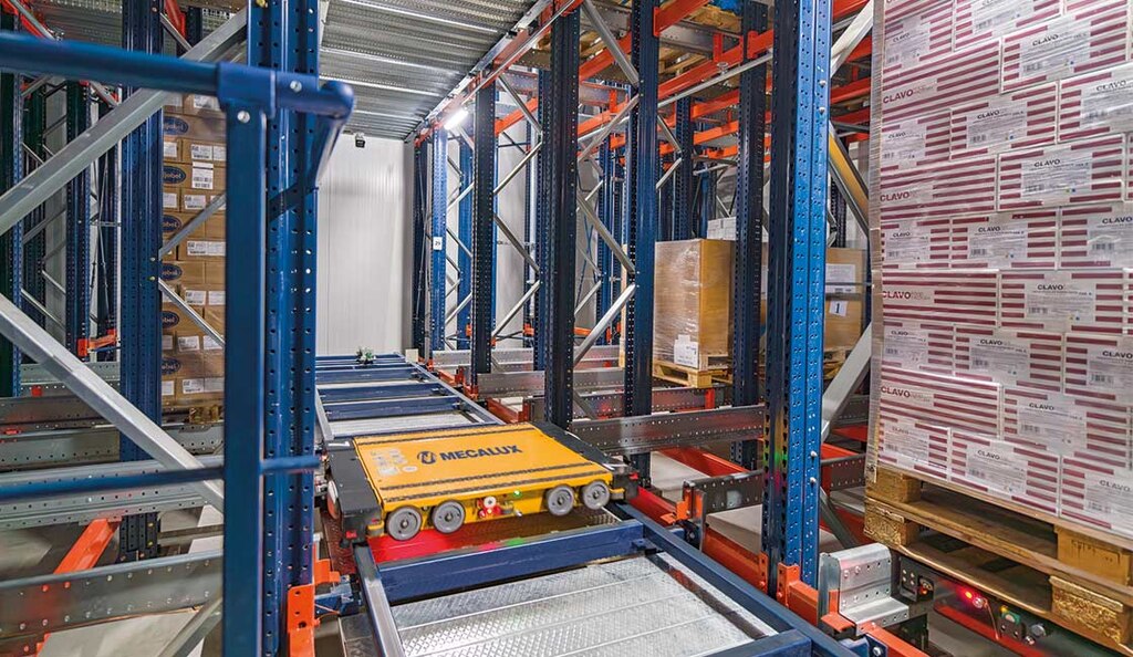 Las lanzaderas del Pallet Shuttle Automático 3D son ideales para grandes centros de distribución y depósitos a temperaturas bajo cero