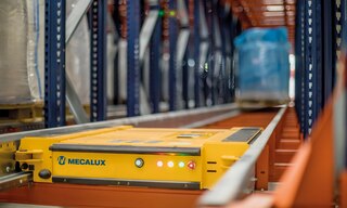 Las lanzaderas de depósito son sistemas automáticos diseñados para trasladar pallets mediante una plataforma motorizada