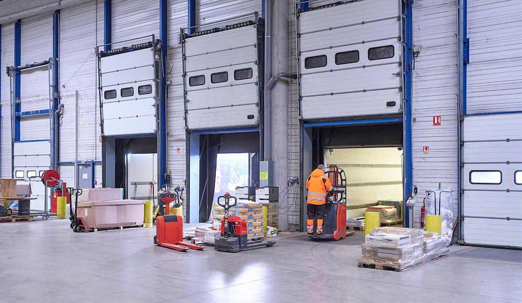 La logística de devoluciones incluye su recepción y tratamiento en el depósito