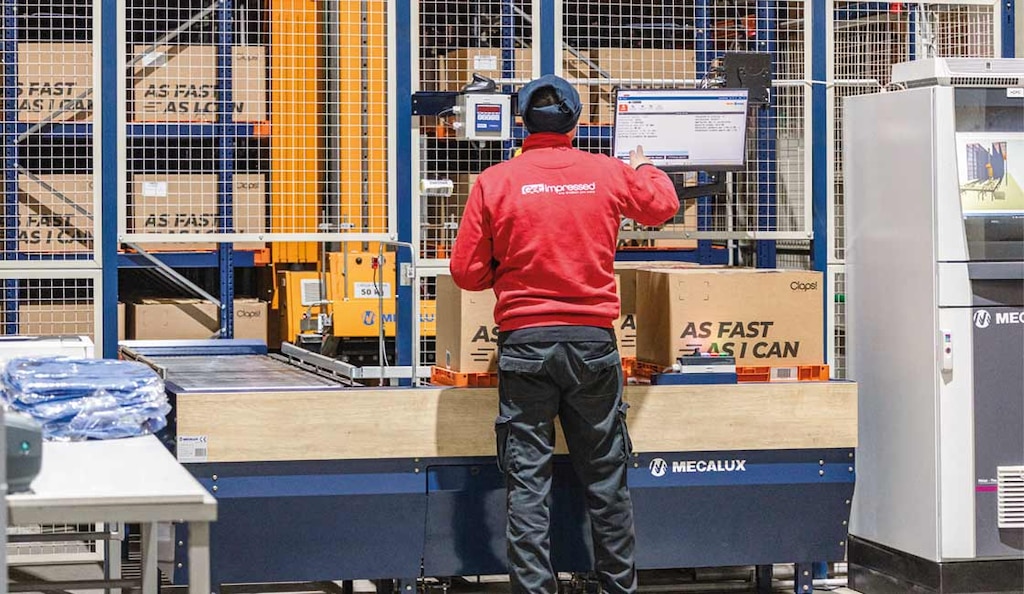 Un sistema de orquestación coordina software, elementos automáticos, robots y personal del depósito