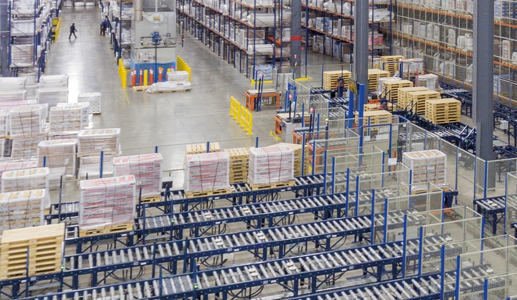 Los pallets americanos estándar soportan entre 900 y 1.270 kilos (2.000 - 2.800 libras)