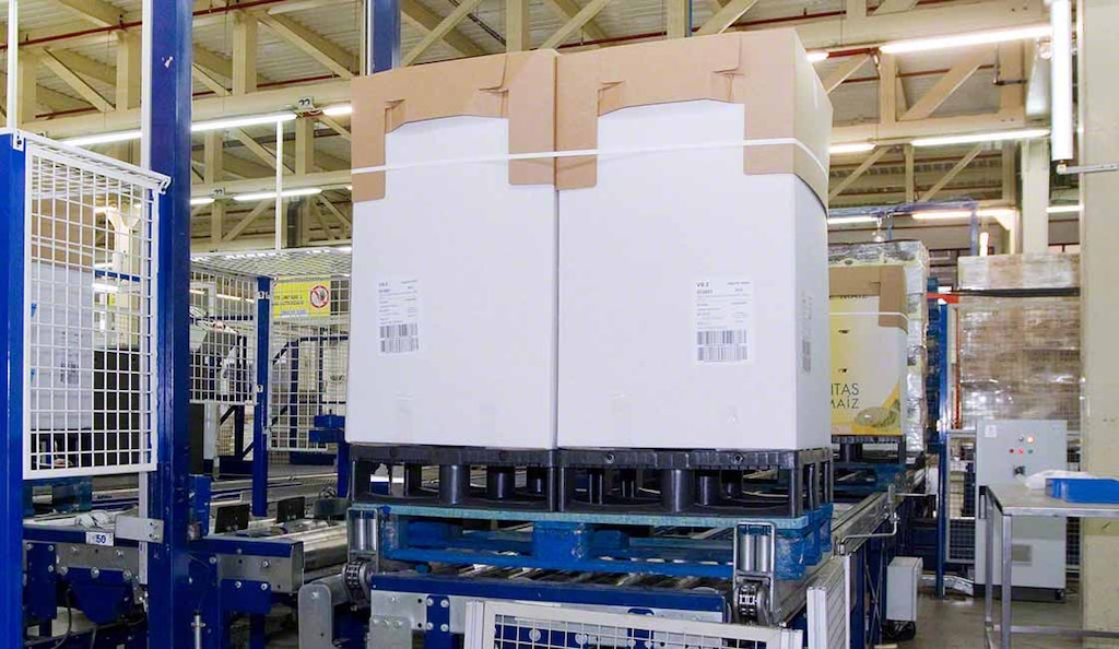 Dos medios pallets se colocan sobre uno más grande para facilitar su manejo y optimizar el espacio en el depósito