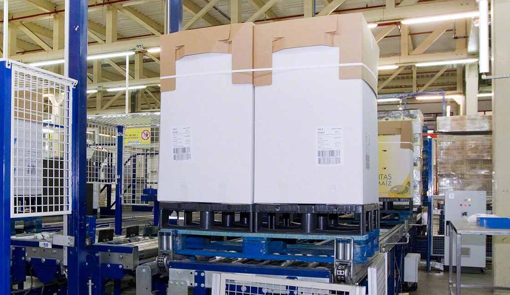 Dos medios pallets se colocan sobre uno más grande para facilitar su manejo y optimizar el espacio en el depósito