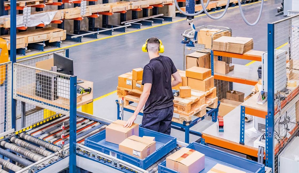 El depósito automático miniload reduce los desplazamientos de los operarios y acelera el proceso 'pick-to-pack'