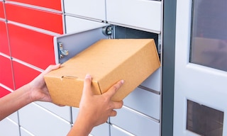 Un punto de retiro es una ubicación física donde los clientes retiran y, en algunos casos, envían o devuelven pedidos