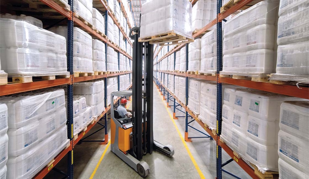 Mantener altos estándares de seguridad en el uso de autoelevadores resulta fundamental para evitar incidentes y asegurar el buen desarrollo de las actividades del depósito