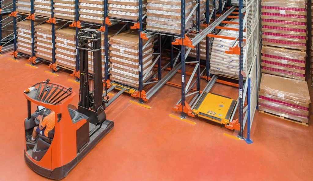 La normativa sobre autoelevadores establece un marco de referencia para garantizar su uso seguro en el entorno de trabajo