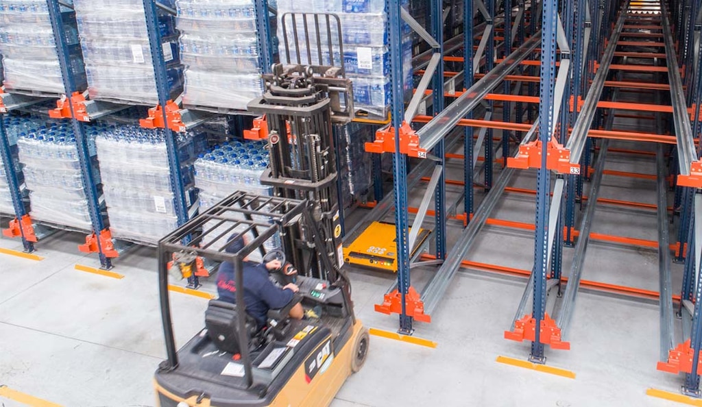 Los autoelevadores están equipados con un pórtico de seguridad que protege al operador frente a la posible caída de mercadería.