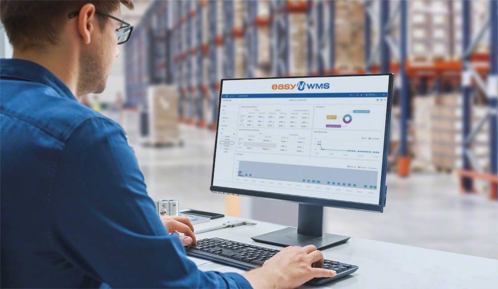 Un sistema WMS de gestión de almacenes mantiene el inventario actualizado en tiempo real