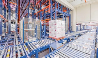 Un sistema de transporte interno es un conjunto de equipos diseñados para mover materiales y mercaderías dentro de un depósito o centro de distribución