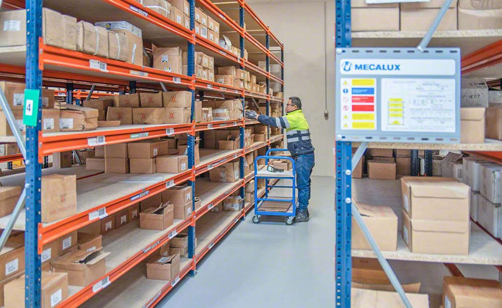 Depósito de la empresa de repuestos de máquinas para obra pública ETESA