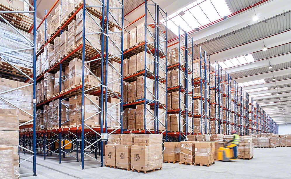 Racks selectivos en el depósito de Aosom con capacidad para 80.000 pallets