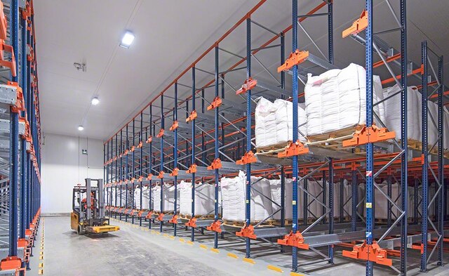 Depósito de Bayer en Trèbes con estanterías de sistema Pallet Shuttle