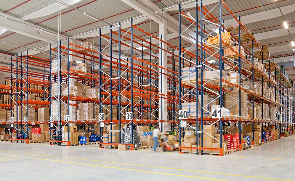 Depósito e-commerce de Sportisimo en Polonia con material deportivo