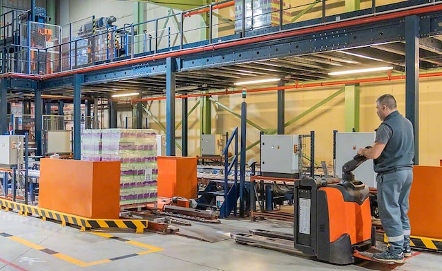 Esnelat utiliza un sistema de almacenamiento automático en su centro logístico