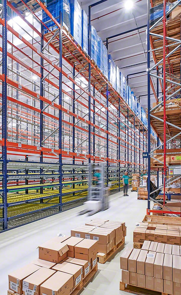 Racks selectivo con niveles dinámicos de picking de Admenta