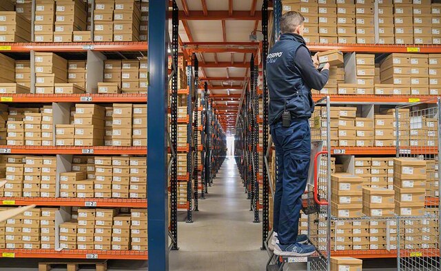 El fabricante de zapatos Gioseppo dispone de dos depósitos donde preparar 3.500 pedidos diarios de zapatos, sandalias, zapatillas…