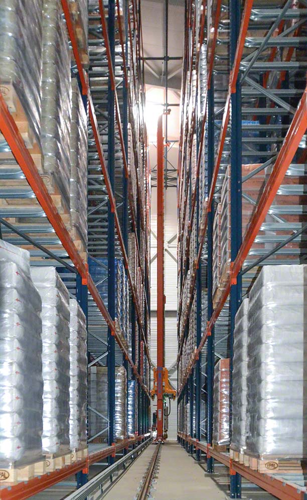 Transelevador de pallets en el depósito de Paulic Meunerie
