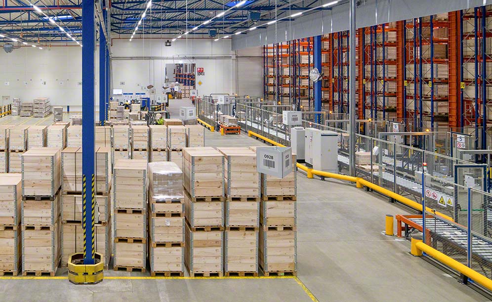 Depósito con transelevadores trilaterales de IKEA Components en Malacky, Eslovaquia