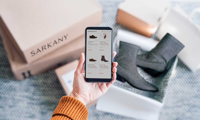 Depósito de Sarkany con calzado, ropa y accesorios en Buenos Aires